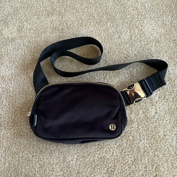 lululemon athletica Handbags - Lululemon Everywhere Belt Bag Black Velour